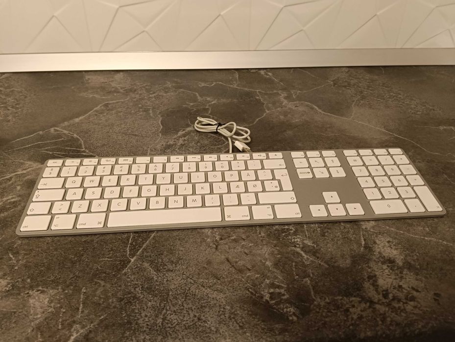 Vand Tastatura Apple mare A1243 cu parte numerica si fir conexiune USB