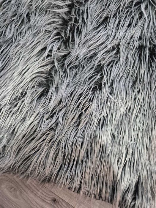 Aceasta este o jachetă din blană artificială gri