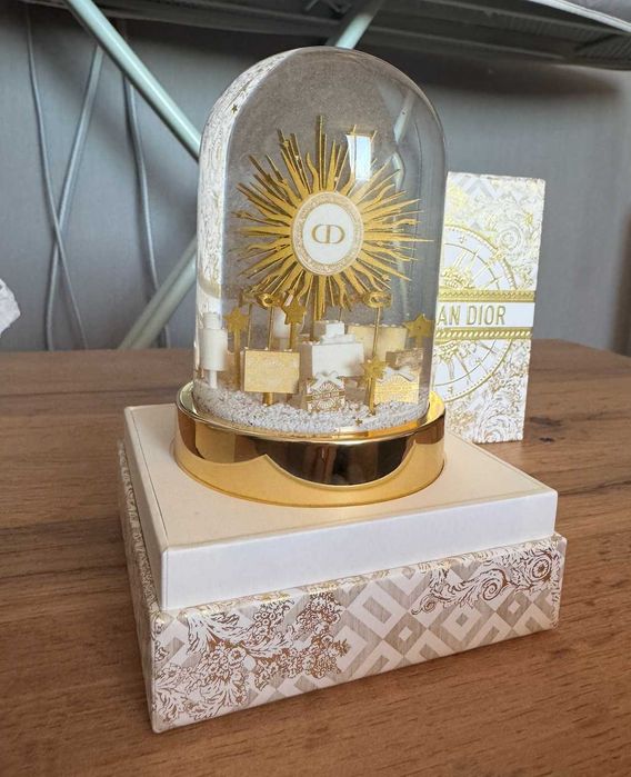 Снежный шар Dior (snow globe)