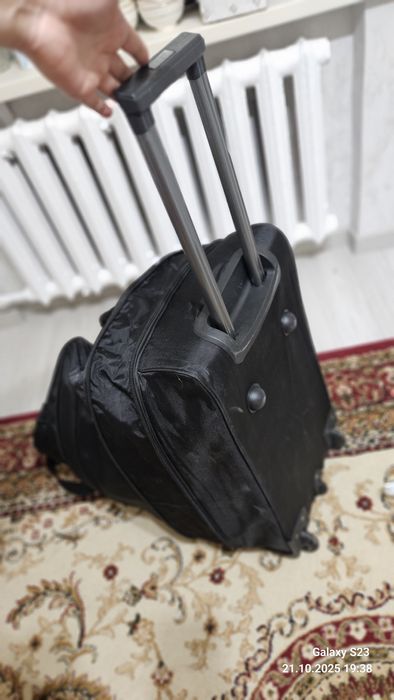 Продам чемодан на колесах