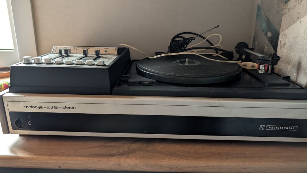 Продам виниловый проигрыватель