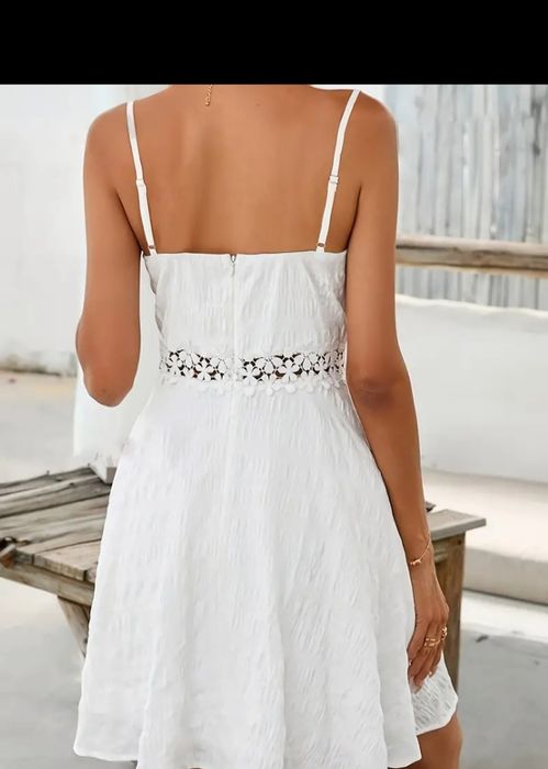 Бяла дантелена рокля