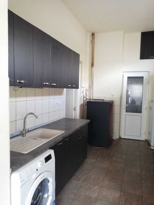 De VANZARE apartament , curte comuna cu 3 ap. ZONA DECEBAL