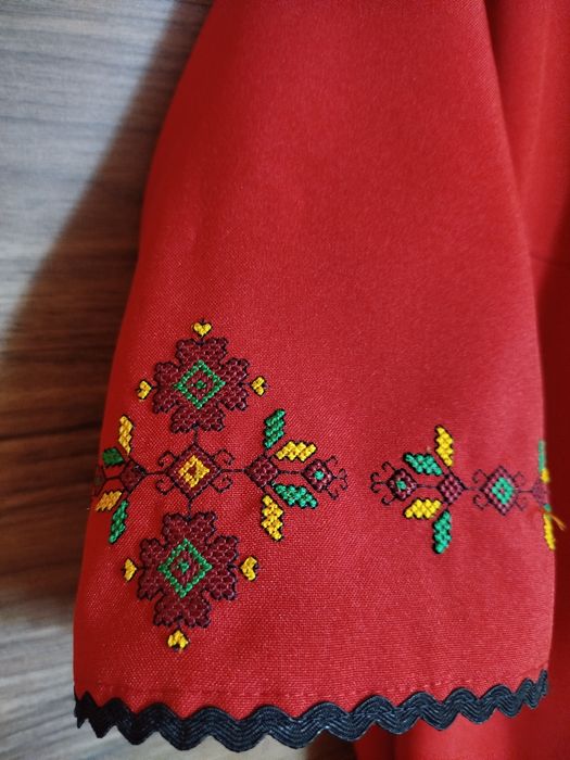 Червена рокля с шевица