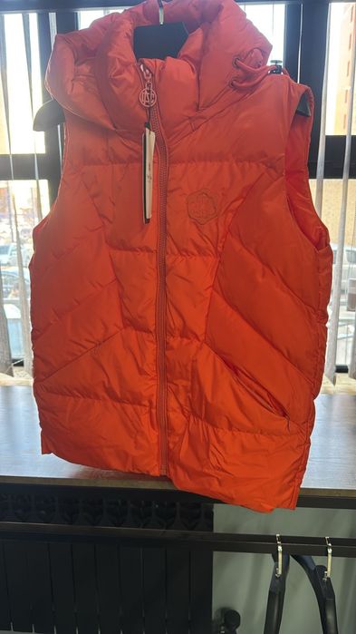 Продам жилетки женские