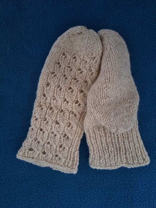 Вълнени чорапи и копринени кърпи с шевици