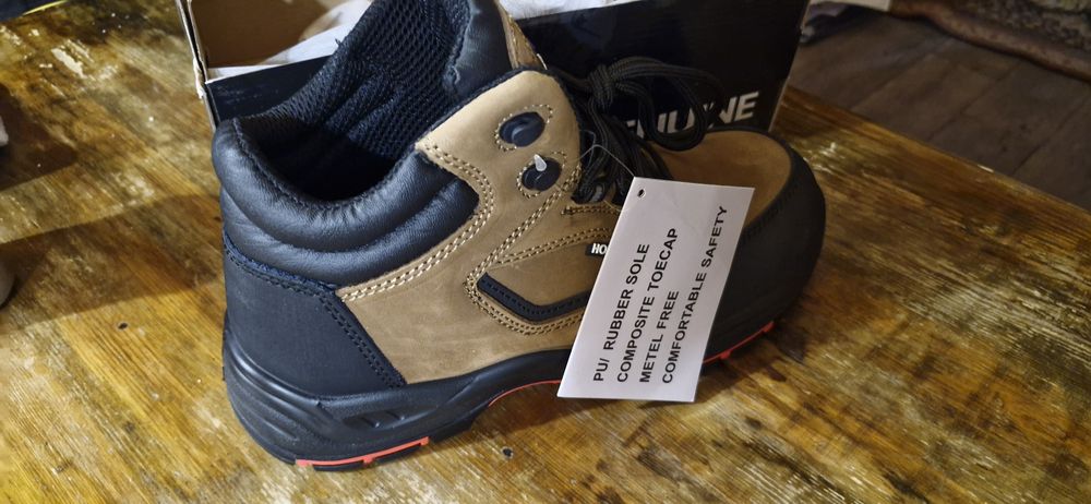 Продам рабочие ботинки.