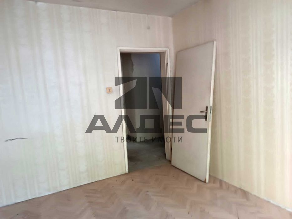 Продава се партерен тристаен ап. в Мед. Академия!
