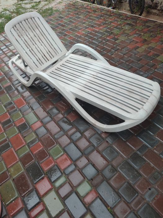 Шезлонг для отдыха , у бассейна