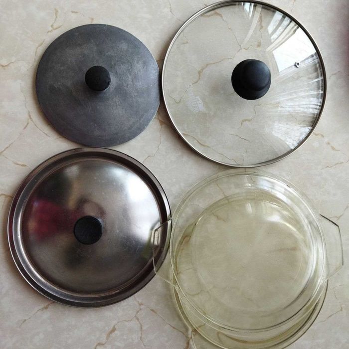 Мантышница,сковородка и разные крышечки для посуды.