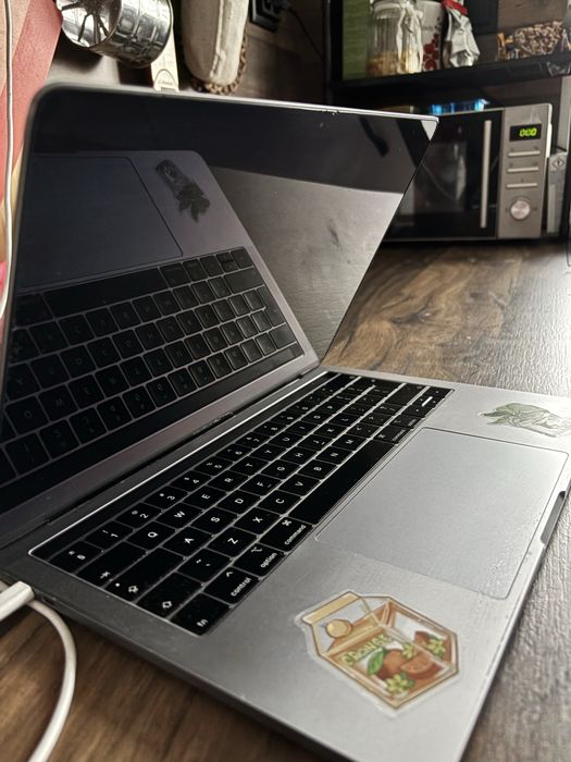 MacBook Pro 13" (Mid 2019) – Touch Bar / iCloud Clean