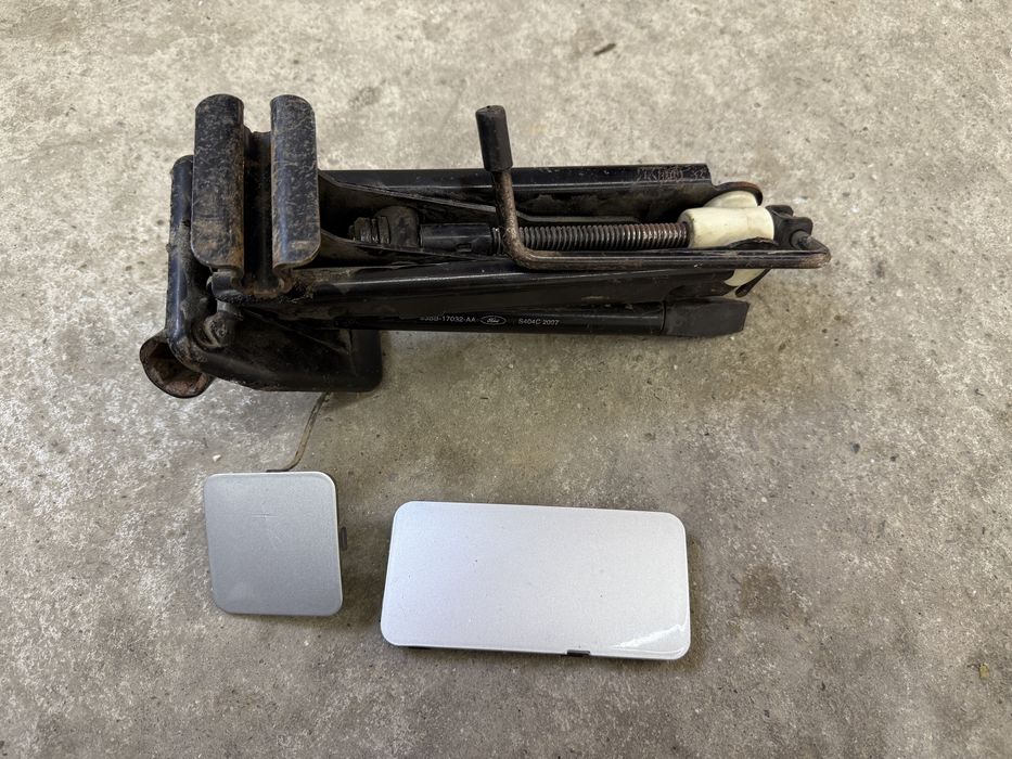 Cric , capace carlig tractare fiesta 2002