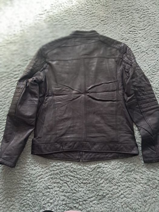 Gecii de piele diferite modele și culori.