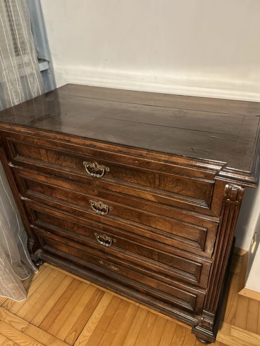 Старинен дървен скрин