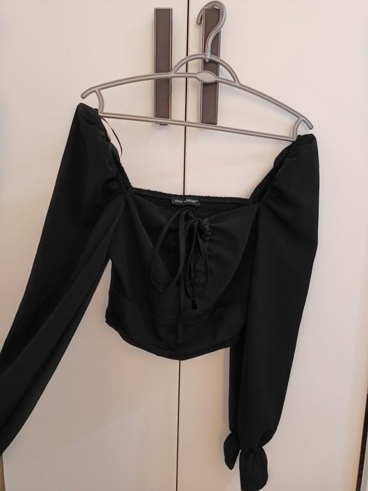 Красивая черная блузка.