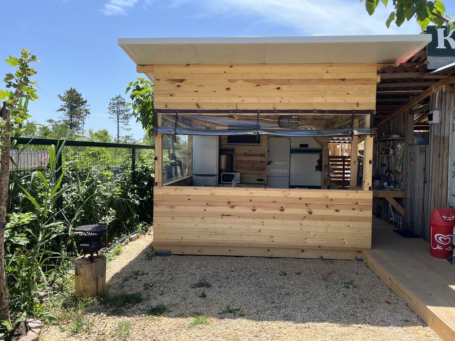 Продавам Каравана с престройка Веранда ПЛАТЕН НАЕМ ЗА 2026г.