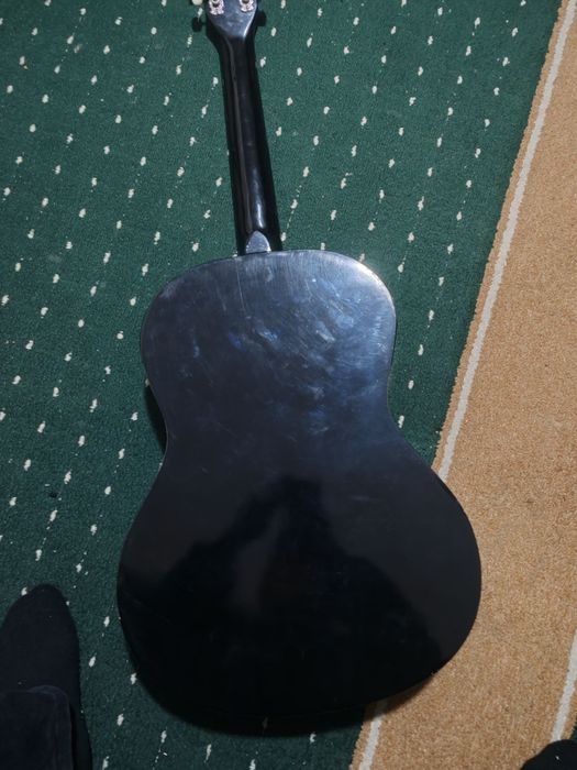 Gitara xolati yaxshi qirilmagan