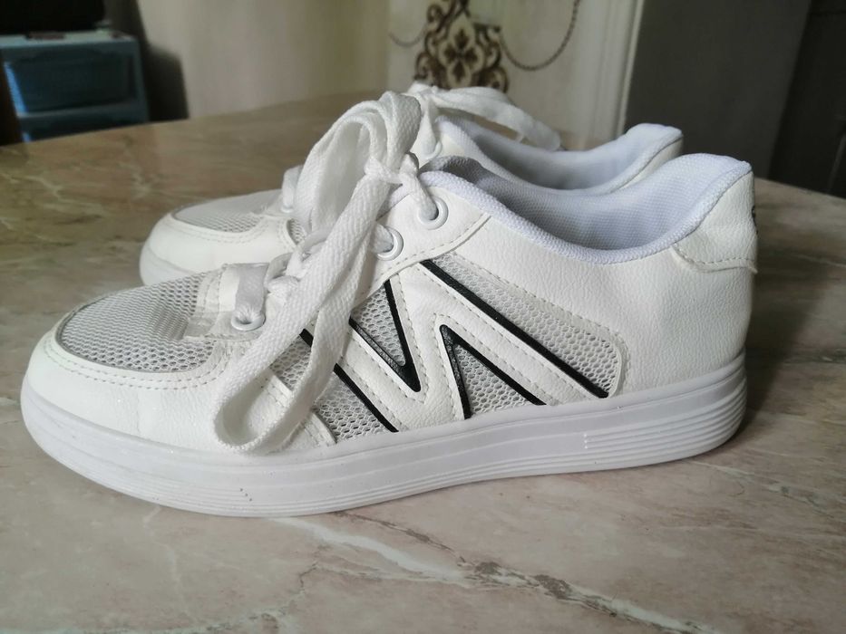 Кроссовки на мальчика белые