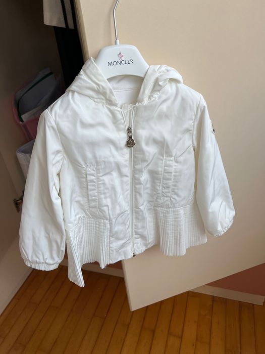 Продавам яке Moncler