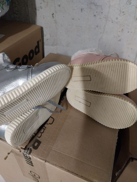 Различни детски обувки с топла подплата.