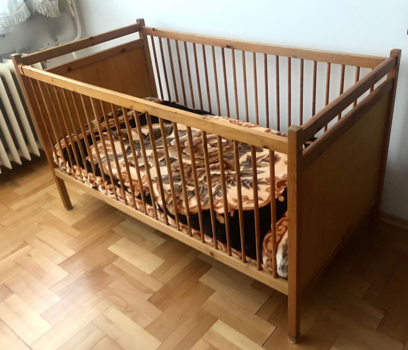 Детско легло ( кошара ) от масивно дърво с матрак.