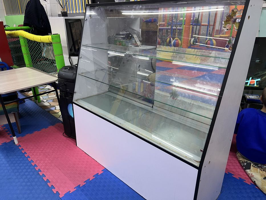 Продам ресепшн и витрину