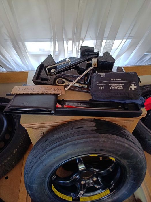 Патерици в комплект с останалите аксесоари за Мерцедес