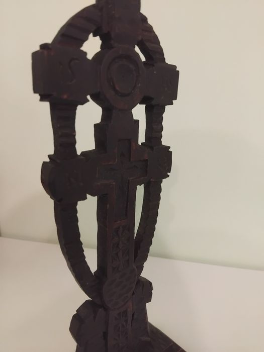 Cruce veche sculptată în lemn – artă populară românească