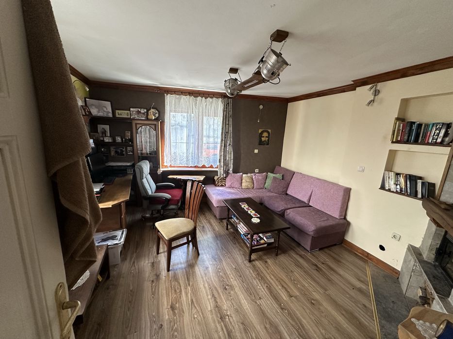 Продавам къща в идеален център на Добрич, 140 м2. Готова за нанасяне!