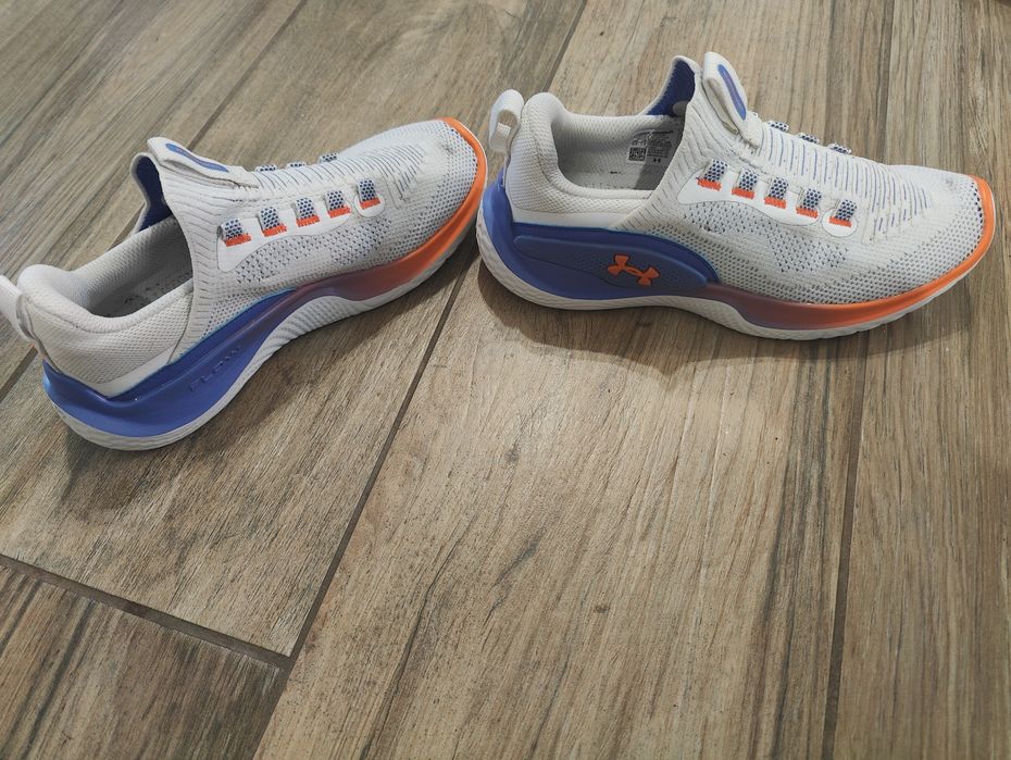 Vând adidași under armour