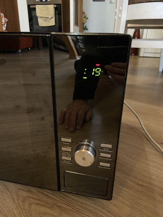 Готварска печка и милровълнова.