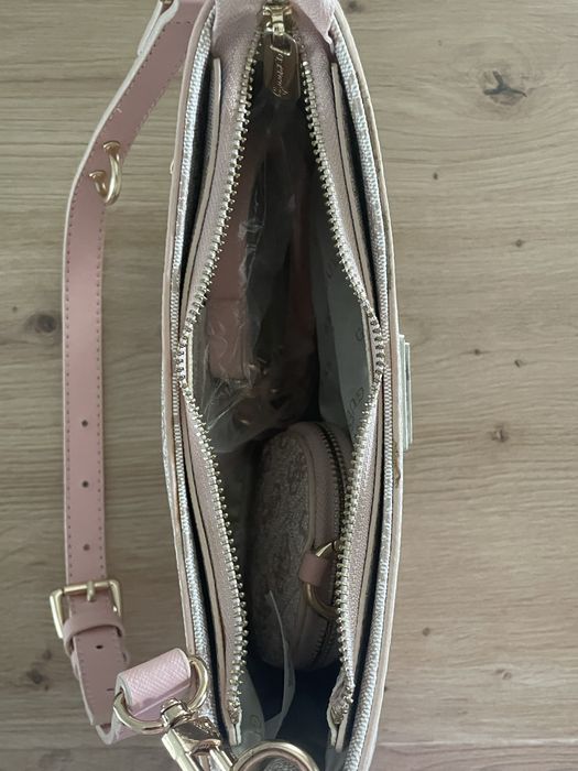 Geanta Guess,roz deschis,cu accesorii si bretea