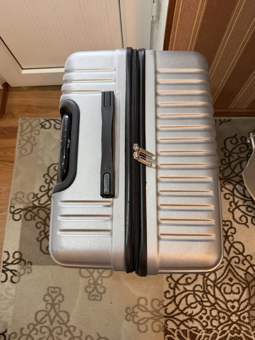 Чемодан с большой вместимостью