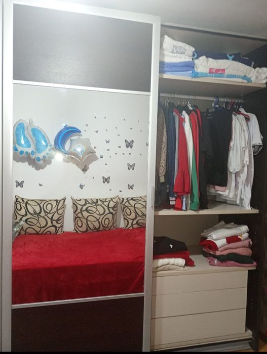 Dressing șifonier cu uși culisante și oglinda Mobexpert.