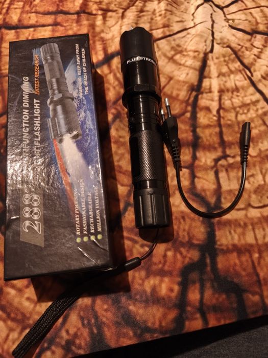 Фенер с електрошок и вграден лазер