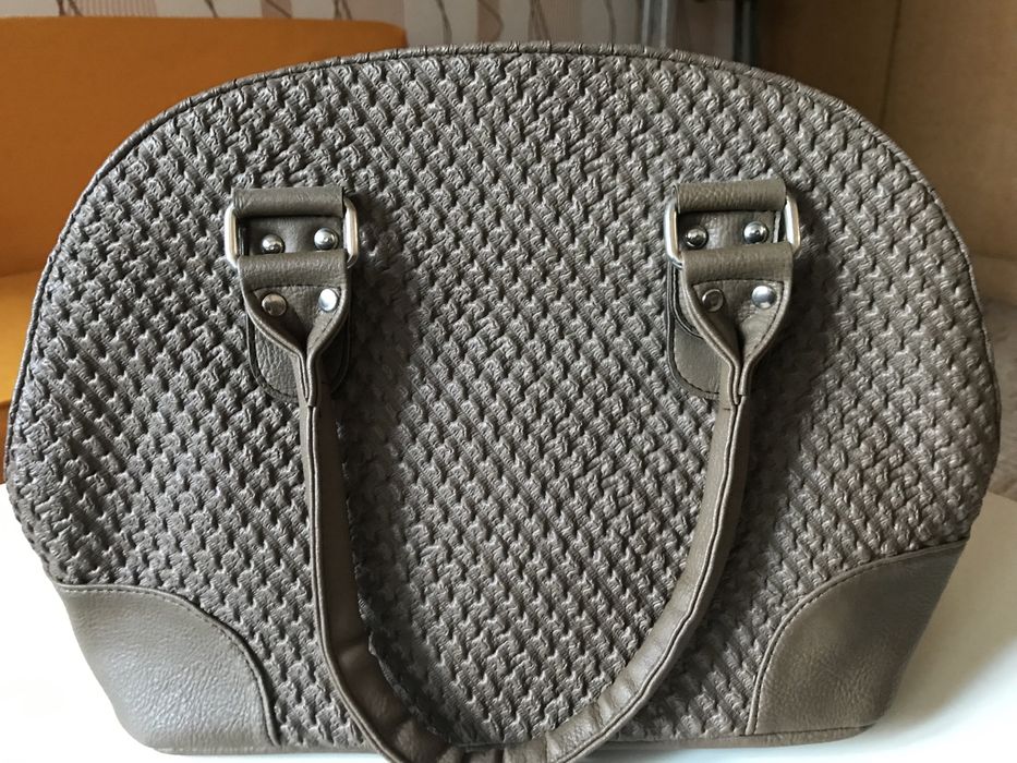 Продавам дамска чанта с размери 40/25см