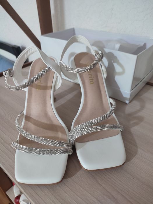 Босоножки белые со стразами новые