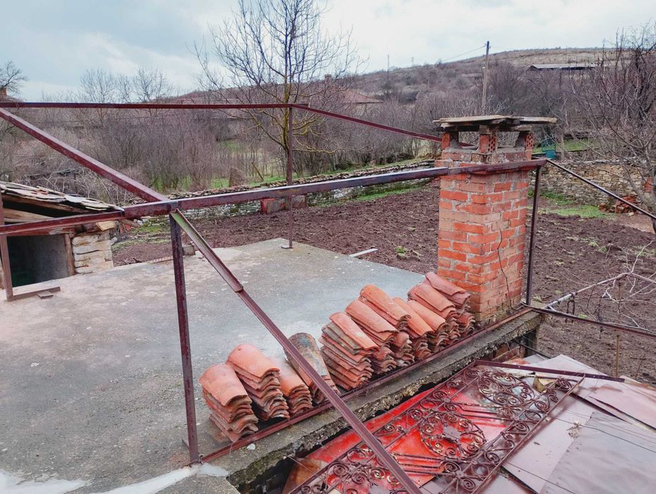 продавам къща в село Изворово общ. Чирпан