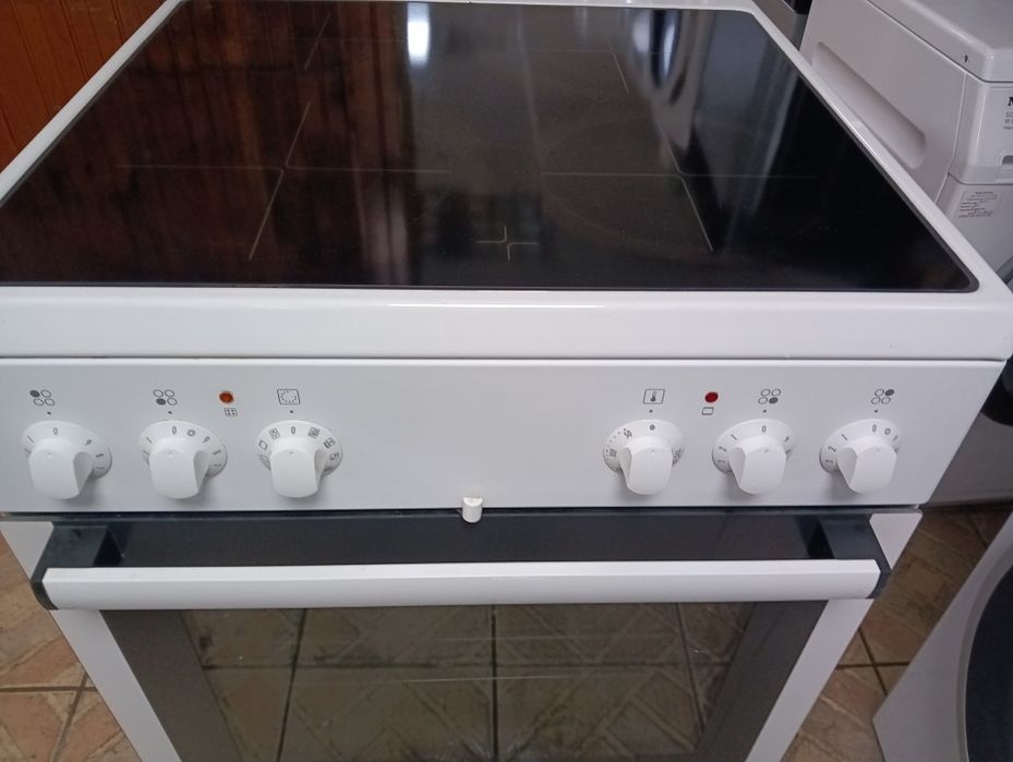 Свободно стояща печка с керамичен плот Gorenje с две години Гаранция!