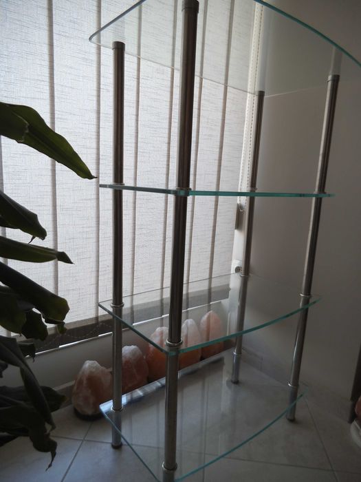 Стъклена етажерка