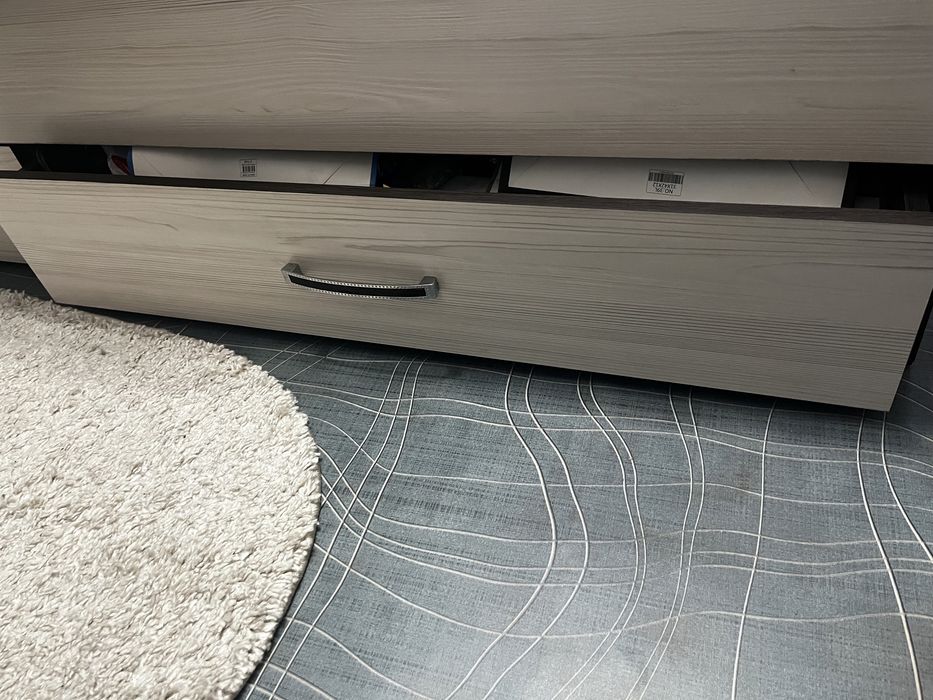 Продам кровать с матрасом и столик