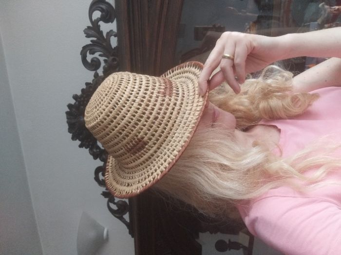 Pălărie de soare crem/gălbui cu insertii maron, mărime universală.