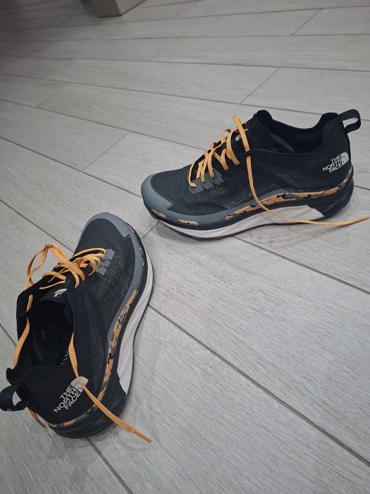 Vând pantofi sport The North Face model VECTIV Infinite, cu tehnologie