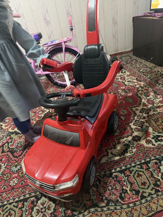 Машинка толокар детская красная