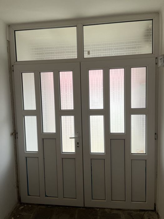 Vand usa dubla  si doua ferestre termopan