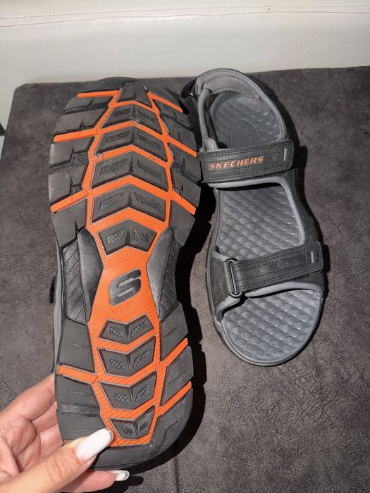 Vând sandale skechers