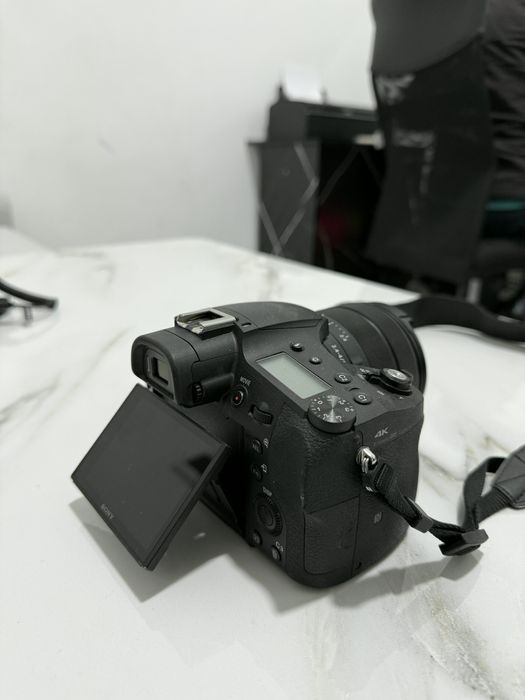 Фотокамера Sony RX10 iv 25-кратным зум объективом