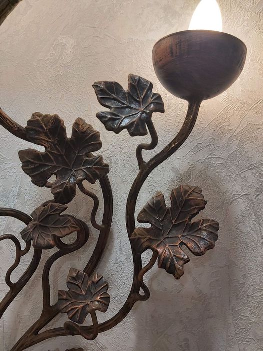 Кованый бронзовый  стильный настенный светильник.