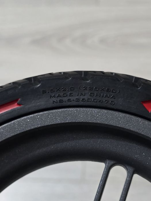 Roată spate completă Xiaomi M365 8.5” – cauciuc solid anti-pană + jantă + ax 68mm