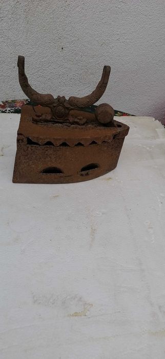 fier  de  calcat cu  carbune  cu  defecte  pret  80  lei